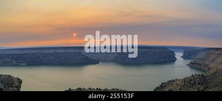 Vista panoramica del Canyon con fiume al tramonto, Cove Palisades State Park, Oregon Foto Stock