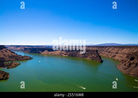 Panoramico River Canyon con percorsi escursionistici e Blue Sky in un paesaggio tranquillo, Cove Palisades State Park, Oregon Foto Stock