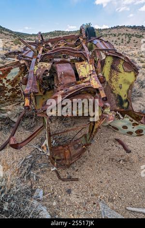 Il naufragio di un camion rovesciato abbandonato nel deserto del Nevada, Stati Uniti Foto Stock