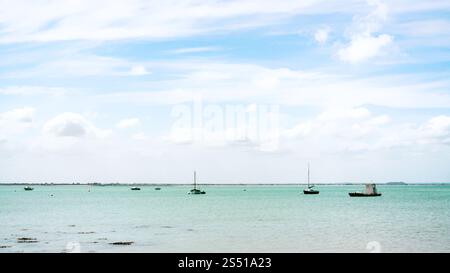 Viaggiare in Francia - Vista del canale in inglese da spiaggia di Port de la Houle nella città di Cancale in Bretagna nel giorno di estate Foto Stock