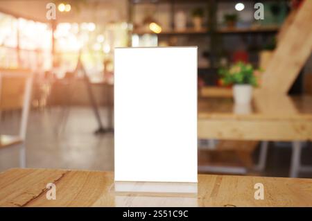 Mock up Menu frame in piedi sulla tavola di legno nel bar ristorante cafe. spazio per il testo. Foto Stock