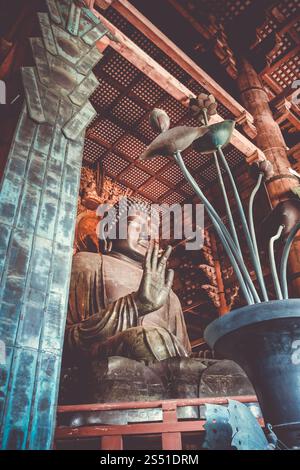 Grande buddha di Vairocana nel tempio Daibutsu-den Todai-ji, Nara, Giappone. buddha di Vairocana nel tempio Daibutsu-den Todai-ji, Nara, Giappone Foto Stock