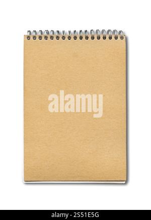 Modello chiuso a spirale per notebook, coperchio in carta marrone, isolato su bianco. Modello di notebook chiuso a spirale Foto Stock