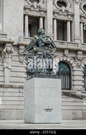 Statua in bronzo all'aperto di Almeida Garrett, un amato politico, drammaturgo e poeta locale, creata dallo scultore Salvador Barata Feyo. (Estátua de Garr Foto Stock