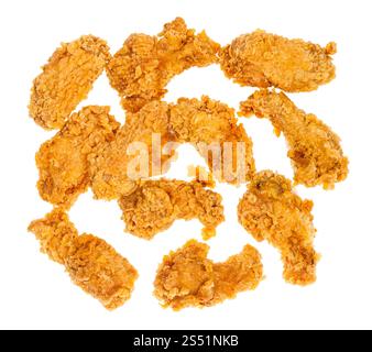 Vista dall'alto di molti croccante di pastella fritte ali di pollo isolati su sfondo bianco Foto Stock