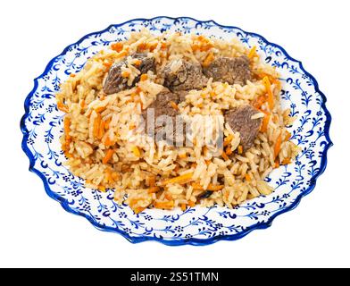 Vista sopra di cotto pilaf (Asia centrale piatto di riso con carne e verdure) sul locale piastra in ceramica isolata su sfondo bianco Foto Stock