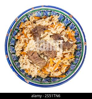 Vista superiore del preparato plov (dell Asia centrale piatto di riso con carne e verdure) in ceramica tradizionale recipiente isolato su sfondo bianco Foto Stock