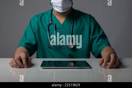 Medici che lavorano negli ospedali. mano del medico che tiene la tavoletta seduta. Medici che lavorano negli ospedali. mano del medico che tiene la compressa seduta isolata sul nero. Foto Stock