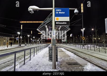 Vista notturna di una stazione ferroviaria coperta di neve con luci a fibra ottica illuminate, Portland, Oregon Foto Stock