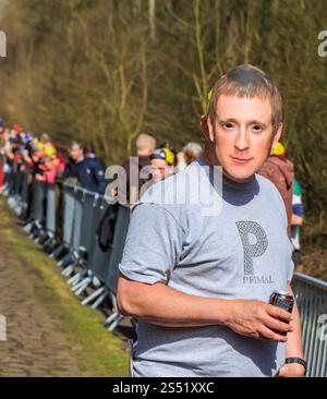 Wallers-Arenberg, Francia - 12 aprile 2015: Ritratto di un appassionato di ciclismo in una maschera di Bradley Wiggins sul famoso settore lastricato, il gap di Arenberg (Trouee d Foto Stock