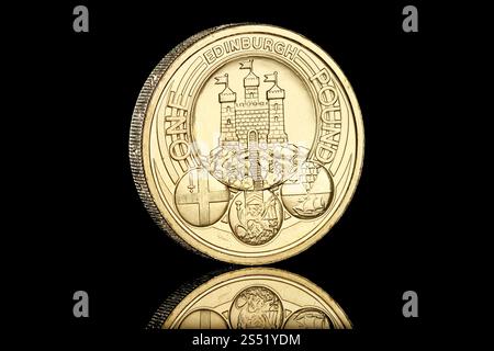 La moneta da una sterlina del Regno Unito del 2011 raffigura la città di Edimburgo ed è classificata come una delle monete da una sterlina più rare. Presenta un ritratto della regina Elisabetta II Foto Stock