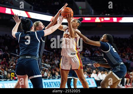 Juju Watkins (12), guardia dei Trojans della USC, viene fusa dalla guardia dei Lions della Penn State Lady Talayah Walker (20) durante una partita di basket femminile della NCAA, domenica 12 gennaio 2025, al Galen Center, a Los Angeles, CA. I Trojan sconfissero i Lady Lions 95-73. (Jon Endow/immagine dello sport) Foto Stock