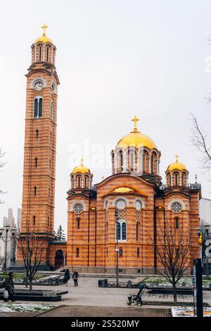 Cattedrale ortodossa serba di Cristo Salvatore a Banja Luka, Republika Srpska, Bosnia ed Erzegovina. Cattedrale arancione con cupole dorate e orologio a. Foto Stock
