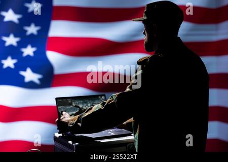 L'agente dell'esercito americano conduce la ricognizione tattica, utilizzando un computer portatile per l'analisi dei dati e la pianificazione delle missioni. Agente dell'aeronautica STATUNITENSE che guarda la mappa aerea sullo schermo, individua gli obiettivi Foto Stock