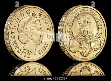 La moneta da una sterlina del Regno Unito del 2011 raffigura la città di Edimburgo ed è classificata come una delle monete da una sterlina più rare. Presenta un ritratto della regina Elisabetta II Foto Stock