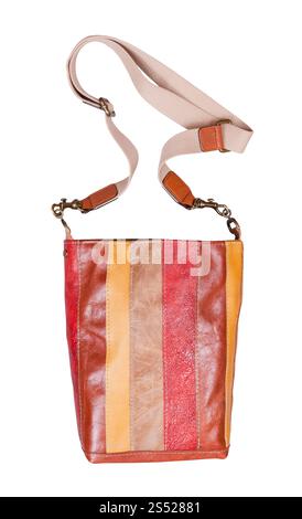 Strisce di cuoio marrone borsetta isolati su sfondo bianco Foto Stock
