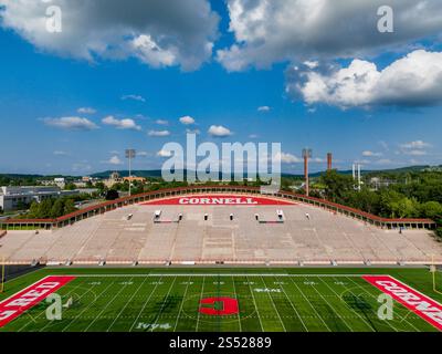 Ithaca, New York, USA - 06-18-2023: Immagine aerea di Schoellkopf Field presso la Cornell University, Ithaca, NY. Cornell e' la casa del football e del lacrosse. Foto Stock