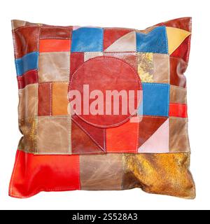 cuscino in pelle patchwork lavorato a mano isolato su sfondo bianco Foto Stock