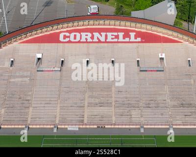 Ithaca, New York, USA - 06-18-2023: Immagine aerea di Schoellkopf Field presso la Cornell University, Ithaca, NY. Cornell e' la casa del football e del lacrosse. Foto Stock