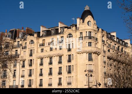 La storica architettura francese mette in mostra un design intricato contro il cielo blu Foto Stock