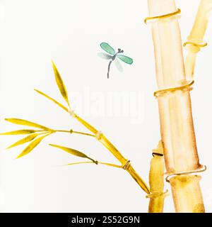 Pittura a mano in sumi-e stile sulla carta di crema - dragonfly vola vicino a Bush di bambù disegnato da acquerelli Foto Stock