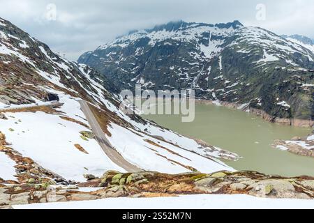 Vista dalla cima del Passo del Grimsel guardando a nord oltre il Raterichsbodensee (Svizzera, Alpi Bernesi). Foto Stock