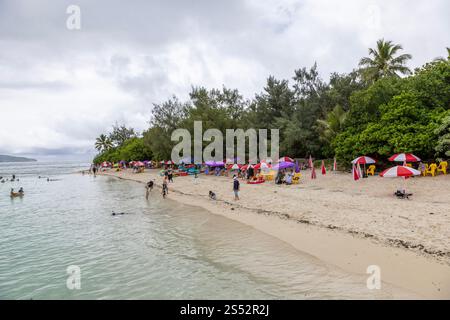 Turisti presso la splendida spiaggia tropicale di Mystery Island a Vanuatu Foto Stock