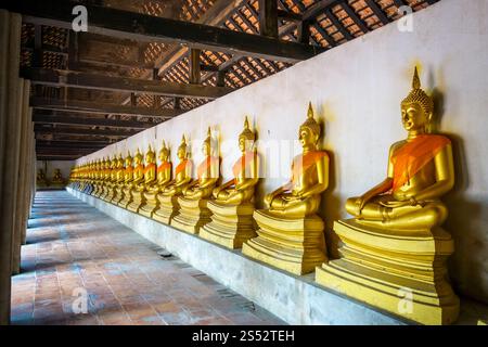Statue di Buddha d'oro nel tempio Wat Phutthaisawan, Ayutthaya, Thailandia. Statue di Buddha d'oro, tempio Wat Phutthaisawan, Ayutthaya, Thailandia Foto Stock