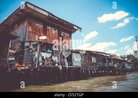 Vecchie case tradizionali a Khlong, Bangkok, Thailandia. Case tradizionali a Khlong, Bangkok, Thailandia Foto Stock
