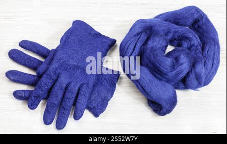 Workshop di mano facendo un vello guanti blu da lana di pecora Merino utilizzando umido processo di infeltrimento - feltro di lana guanti e materiale di pelliccia per loro Foto Stock