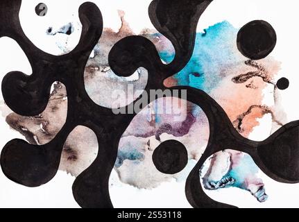 Abstract modello nero disegnato a mano con inchiostro nero sopra dipinta impronta sul foglio di carta prelevato in acquerello monotype tecnica Foto Stock