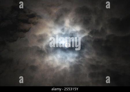 Wolf Moon Behind cloud Brentwood Essex UK 13 gennaio 2025 Foto Stock