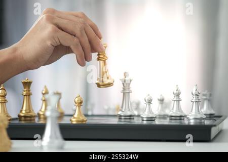 Imprenditore giocare con il gioco di scacchi. successo il concetto di gestione della strategia aziendale e sfida tattica Foto Stock