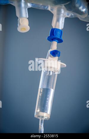 Vista ravvicinata delle apparecchiature per infusione endovenosa in ospedale. Apparecchiature per infusione endovenosa in ospedale Foto Stock