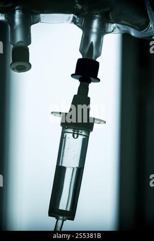 Vista ravvicinata delle apparecchiature per infusione endovenosa in ospedale. Apparecchiature per infusione endovenosa in ospedale Foto Stock