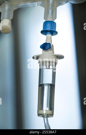 Vista ravvicinata delle apparecchiature per infusione endovenosa in ospedale. Apparecchiature per infusione endovenosa in ospedale Foto Stock