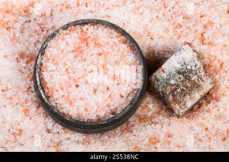 Vista superiore del vecchio sale di argento cantina, ruvida rosa naturale Halite minerale e grani di Sale Himalayano close up Foto Stock