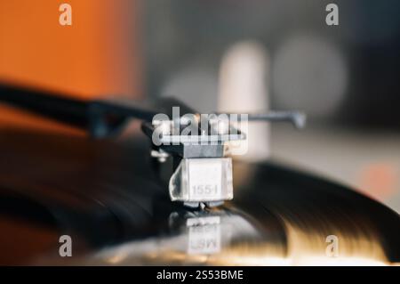 Primo piano della testina di una cartuccia su un disco in vinile, musica retrò analogica, raccolta dischi in vinile, attrezzatura vintage Foto Stock