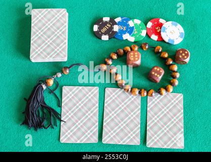 Vista dall'alto di mazzi di carte, dadi, casinò di token e preoccupazioni sfere sul verde baize tabella Foto Stock