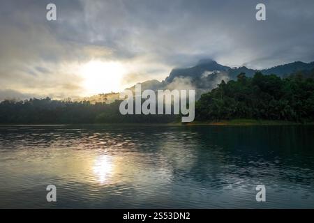 Alba sul lago Cheow LAN nel parco nazionale di Khao Sok, Thailandia. Alba sul lago Cheow LAN, parco nazionale di Khao Sok, Thailandia Foto Stock