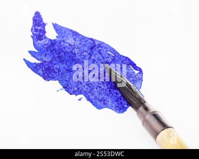 Colorate in blu la punta del pennello per sumi-e ( suibokuga) dipinto in blu blot su carta bianca da vicino Foto Stock