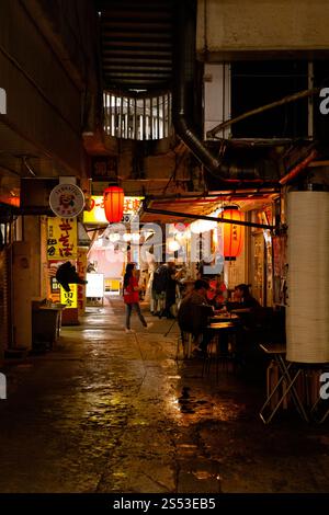 Izakaza (bar) in un piccolo vicolo a Naha Okinawa con lanterna rossa Foto Stock