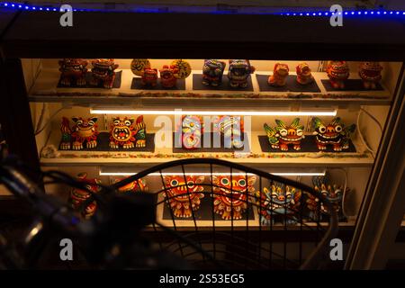 Souvenir shisha (leone) nei piccoli negozi di Naha, Okinawa con luce al neon Foto Stock