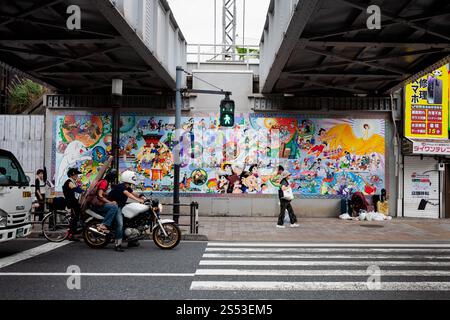 Decorazioni murali personaggi dell'artista Manga Tezuka Osamu accanto alla stazione Takadanobaba di Shinjuku Foto Stock