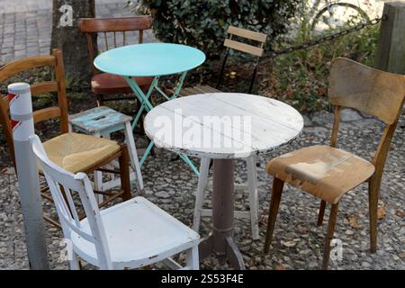 Un bellissimo set di tavoli e sedie in legno in una graziosa cittadina in Ile de Re sulla costa occidentale della Francia, in Europa. Foto Stock