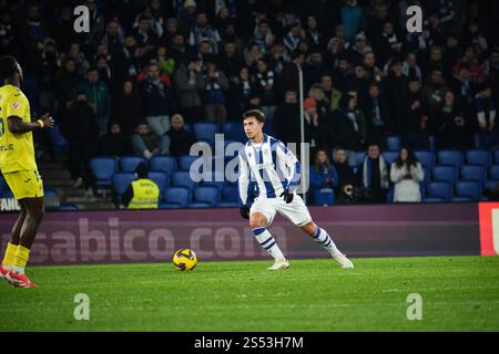 Donostia / San Sebastián, Gipuzkoa, Spagna - 13 gennaio 2025: Martin Zubimendi dribbling la palla nella partita Real Sociedad vs Villarreal, parte della LaLiga EA SPORTS spagnola, tenutasi allo Stadio reale Arena. Crediti: Rubén Gil/Alamy Live News. Foto Stock