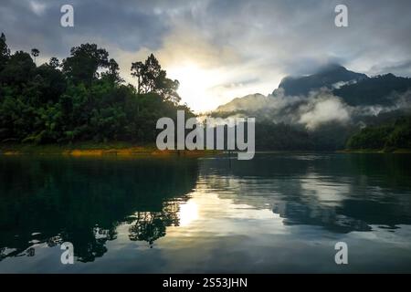 Alba sul lago Cheow LAN nel parco nazionale di Khao Sok, Thailandia. Alba sul lago Cheow LAN, parco nazionale di Khao Sok, Thailandia Foto Stock