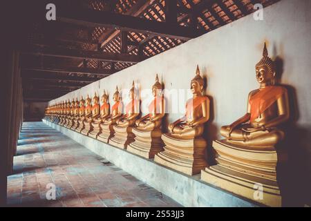 Statue di Buddha d'oro nel tempio Wat Phutthaisawan, Ayutthaya, Thailandia. Statue di Buddha d'oro, tempio Wat Phutthaisawan, Ayutthaya, Thailandia Foto Stock
