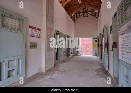Vista di alcune celle con porte in legno e un corridoio, ala. Presso la sezione femminile del Seodaemun Prison History Hall Museum di Seoul, Corea. Foto Stock