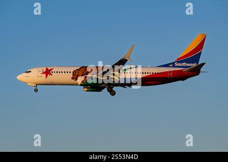 Aeroporto internazionale Sky Harbor 1-11-2025 Phoenix, AZ USA Southwest Airlines Boeing 737-800 N8653A arrivo al tramonto in 25L all'aeroporto internazionale Sky Harbor di Phoenix Foto Stock